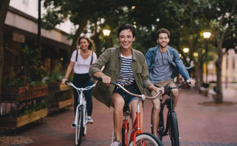 A group riding around Savannah bike trails.